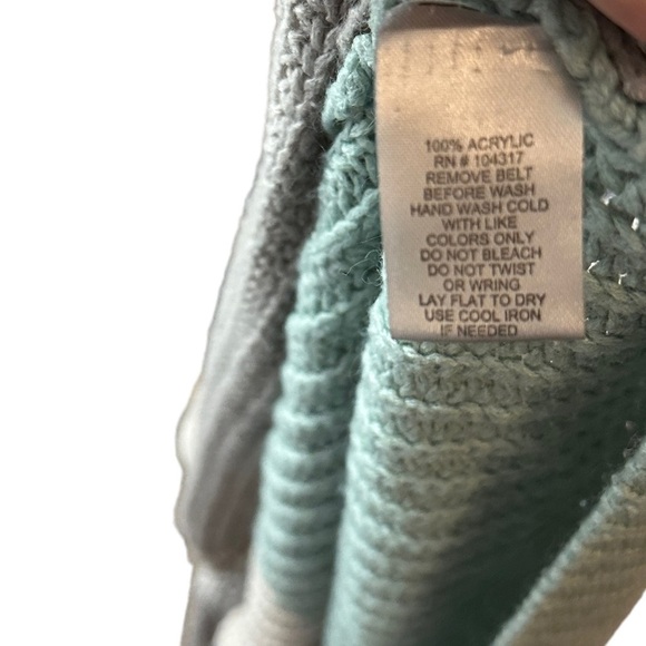 Derek Heart Cropped Sweater - Picture 5 of 6